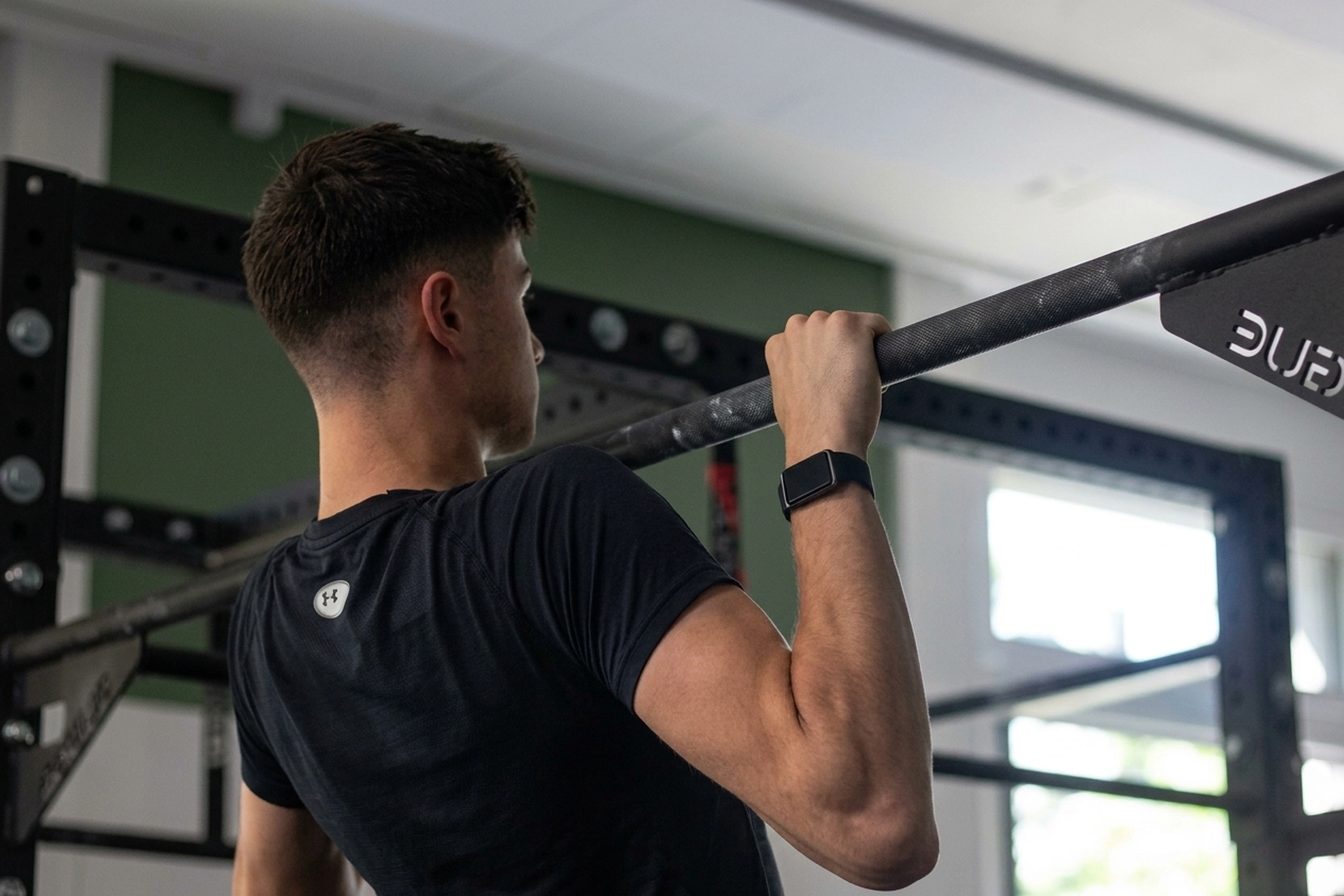 Sebastian Chenaux beim Klimmzug im Fitnessstudio